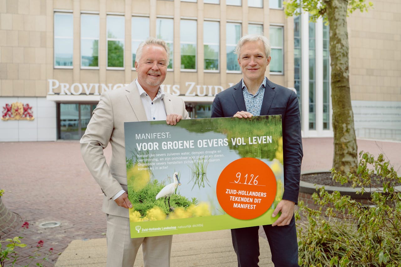 Directeur-bestuurder Jos Bisschops (L) overhandigt manifest aan Berend Potjer lid van het college van Gedeputeerde Staten