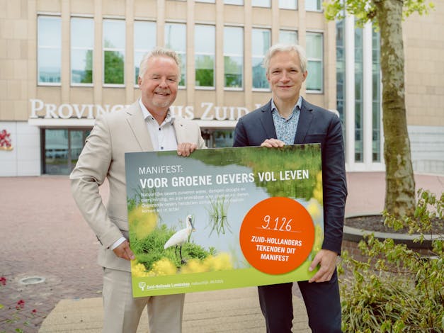 Directeur-bestuurder Jos Bisschops (L) overhandigt manifest aan Berend Potjer lid van het college van Gedeputeerde Staten